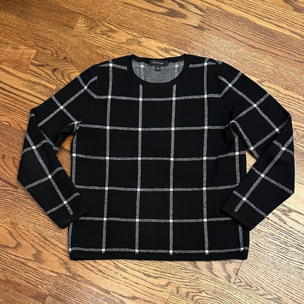 GUC Ann Taylor Black and White Crewneck Sweater; L